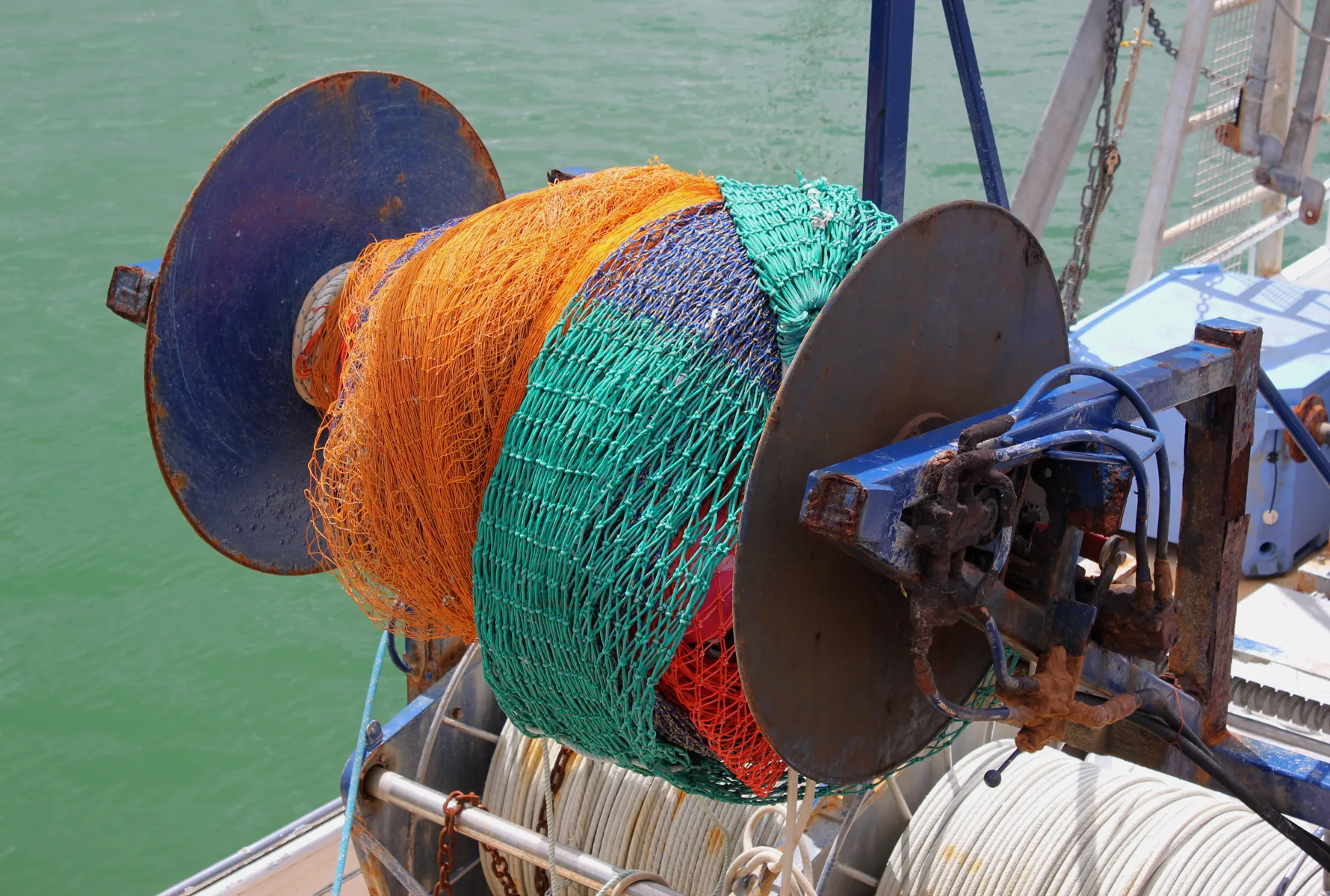 Redes e equipamentos de pesca em uma embarcação