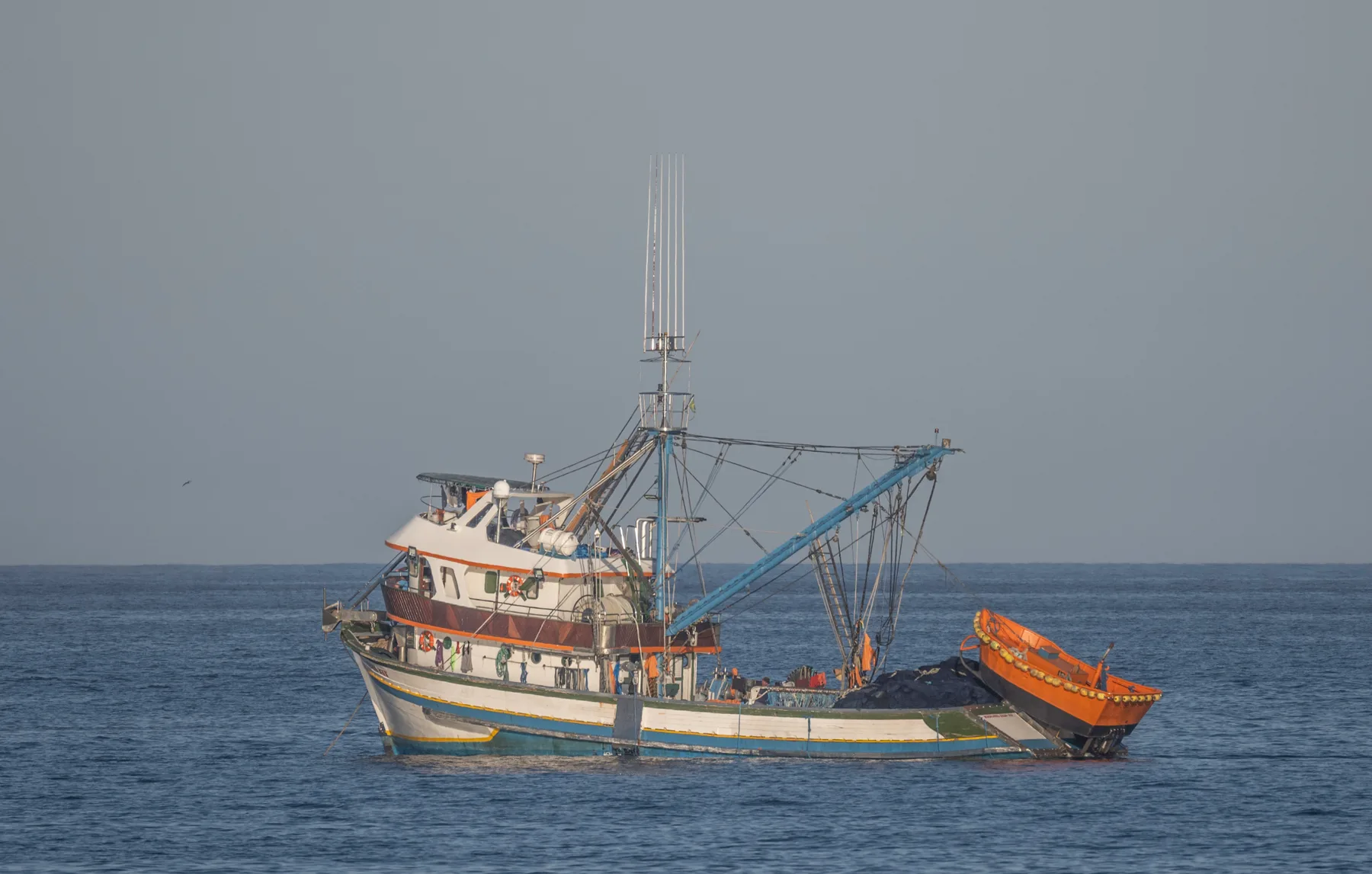 Embarcação pesqueira brasileira em operação